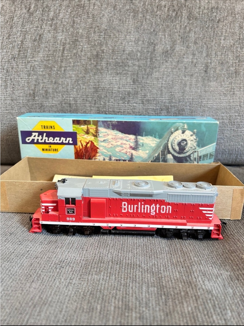 Athearn Train Miniature Train U-30-B Dummy Diesel Santa Fe Burlington 989